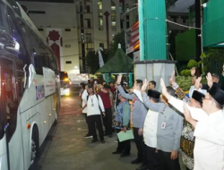 Pj Gubernur Jatim Lepas Kloter Pertama Jemaah Haji Asal Bojonegoro