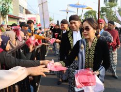 Kapolres Nganjuk Didampingi Ibu Anggun Muhammad Antusias mengikuti rangkaian Acara Boyong Noto Projo Kabupaten Nganjuk ke-144 