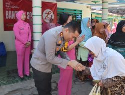 Polres Nganjuk bersama Pengurus Bhayangkari Cabang Nganjuk Bagikan Bansos untuk Warga Kurang Mampu