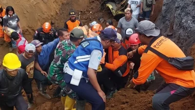 Longsor Penambang Pasir Korban masih di Evakuasi dari lokasi