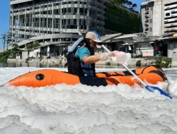 Sungai Surabaya Kembali Muncul Busa, DLH Sebut Faktor Turbulensi di Rumah Pompa