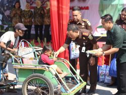TINGKATKAN RASA SYUKUR PADA PERINGATAN HBA KE-64 TH.2024, KAJARI NGANJUK DAN IKATAN ADHYAKSA DHARMAKARINI (IAD) DAERAH NGANJUK SALURKAN BANTUAN KEMANUSIAAN DAN DONOR DARAH