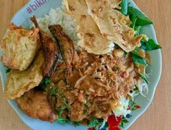 Nikmatnya Nasi Pecel Bu Kitun Legenda Kuliner Malam Tulungagung yang Bikin Nagih! Harganya Murah Pol!