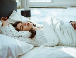 6 Kebiasaan Sederhana Saat Tidur Ini Membentuk Berat Badan Ideal