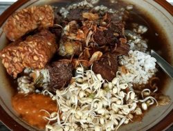 Rawon Istimewa di Bawah Pohon Rindang Raawon Isor Uwit, Malang!