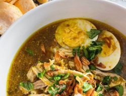 Sarapan di Warung Soto Ayam Legendaris Ny. Sin Pakelan Sejak 1990 di Kediri