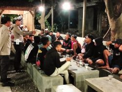Petugas Polsek Warujayeng Sapa Pengunjung Warung ciptakan Kamtibmas Kondusif