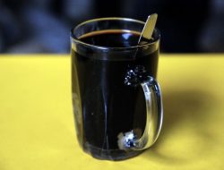 Warung Legendaris di Nganjuk Ini Masih Memproses Kopi dengan Cara Tradisional