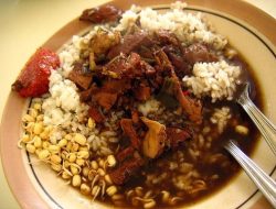 Warung Celaket 25 Hidden Gem Rawon Malang dengan Vibes Jadul yang Bikin Betah!