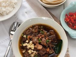 Warung Pojok Tempat Kuliner Murah Meriah di Samping SMPN 19 Malang, Rawonnya Bikin Nagih!