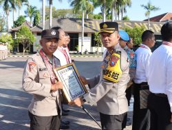 Kapolres Apresiasi Prestasi 11 Anggota Polres Nganjuk dengan Beri Piagam Penghargaan
