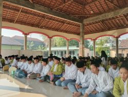 Gelar Mukhafadoh Tasrif dan Imriti dengan alat tradisional Pondok Pesantren Madrasahtul Qur’an dalam peringati hari kemerdekaan RI ke – 79
