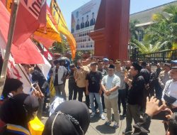 Temui Massa Aksi Ketua DPRD Nganjuk Tatit : Empat Tuntutan Akan Disampaikan Langsung Ke DPR RI dan Mahasiswa Boleh Ikut