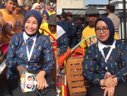 Naik Becak, Bunda Ita dan Mbak Zuli Lengkapi Pendaftaran di KPU Nganjuk