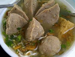 Rekomendasi Bakso Jumbo Uwenak di Jombang
