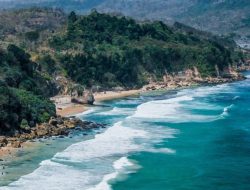 Menjelajahi Keindahan Tersembunyi di Pantai Kedung Tumpang Tulungagung