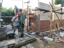 Wujud Kebersamaan Dengan Warga Babinsa Gotong Royong Membantu Membuat Rumah Warganya