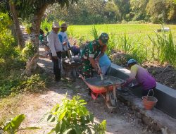Ringankan Beban Masyarakat Babinsa Kerja Bakti Bersama Masyarakat Binaan Bangun Saluran Irigasi