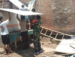 Meringankan Beban Dan Selalu Ada Bersama Rakyat, Babinsa Bantu Renovasi Rumah Warga