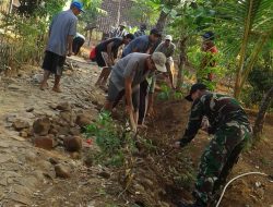Kegiatan Kerja Bakti Implementasi Pembinaan Teritorial Babinsa Koramil 0810/05 Sawahan