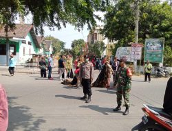 Semarak Peringatan HUT RI ke 79 Babinsa Koramil 0810/09 Ngronggot Amankan Jalannya Pawai Budaya