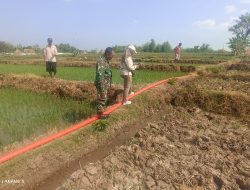 Melalui Program Pompanisasi, Babinsa Koramil 0810/18 Ngetos Terjun langsung Bantu Petani Mengairi Sawah