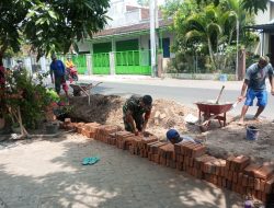 Manunggal Dengan Rakyat Babinsa Koramil 0810/02 Bagor Mengajak Kerja Bhakti Bangun Saluran Air