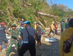 Pohon Tumbang Timpa Rumah, Anggota Koramil 0810-14/ Gondang Bersama Warga Bantu Bersihkan Puing-Puing