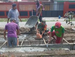 Peduli Warga Babinsa Bantu Pembuatan Drainase Jalan