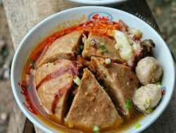 Sensasi Makan Bakso Jumbo yang Menggoyang Lidah di Oom Beb Jombang