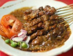 Sate Ayam Bu Nur Nikmatnya Sate Madura Murah Meriah di Trenggalek