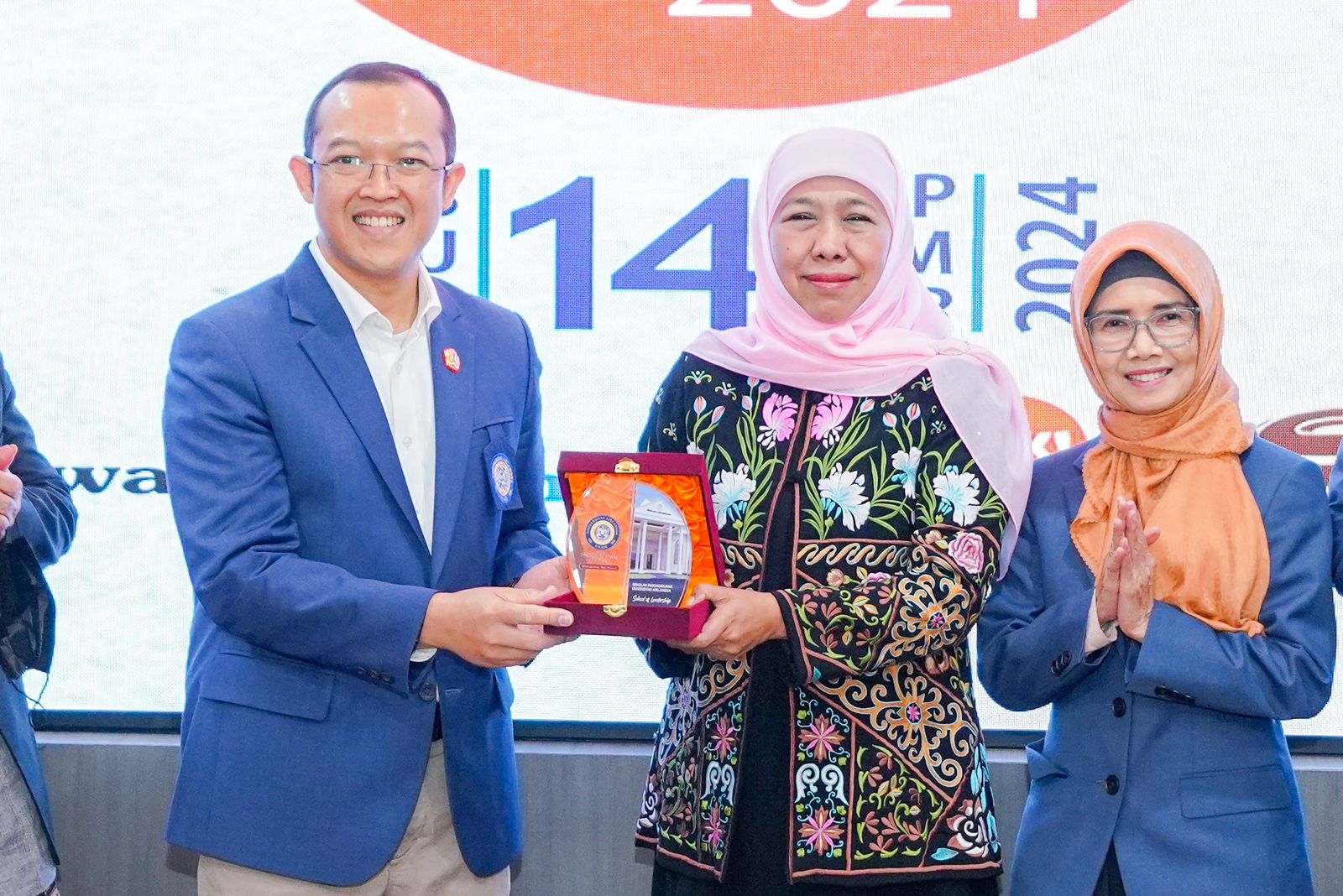 Khofifah menjadi narasumber dalam forum Pascasarjana Unair bertajuk Deep Talks! Menjadi Kepala Daerah Idaman 2024 di Pascasarjana Unair (istimewa)