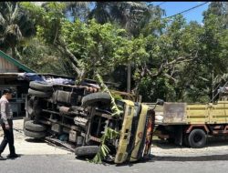 Gara-gara Telat Oper Persneling, Truk Fuso di Pacitan Terguling