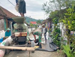Meringankan Beban Warganya Sertu Kustono Babinsa Koramil 20 Ngluyu Bantu Rontokan Jagung