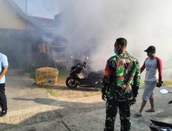 Cegah Demam Berdarah, Serma Bagus Babinsa Koramil 04 Berbek Dampingi Pelaksanaan Fogging