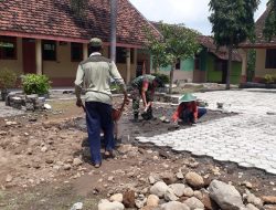 Meringankan Beban Warga Binaanya Babinsa Koramil 02/Bagor Gotong Royong Bantu Pasang Paving