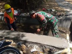 Babinsa Desa Sengkut Koramil 0810/04 Berbek Bersama Warga Kerja Bakti Bangun Drainase
