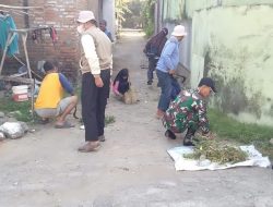 Wujudkan Lingkungan Bersih, Babinsa Koramil 0810/09Ngronggot Kerja Bakti Bersama Warga