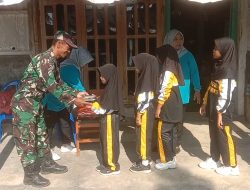Tambah Asupan Gizi Bagi Anak Anak Sekolah Babinsa Koramil 0810/15 Rejoso Dampingi Pembagian Makan Gratis