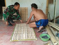 Babinsa Ngetos, Berikan Motivasi Kepada Pengrajin Bambu Untuk Tingkatan Kreativias Dan Kualitas Produksi