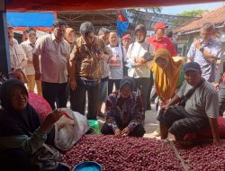 Kehadiran Tri Rismaharini dan Kang Marhaen Jumadi Disambut Hangat Pedagang Bawang Merah