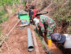 Dalam Rangka Mewujudkan Ketahanan Pangan Babinsa Memperbaiki Pemasangan Pipanisasi Bersama Warga.
