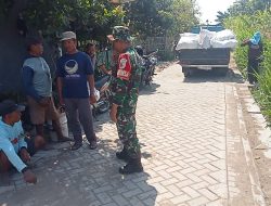 Meningkatkan Kemanunggalan TNI Babinsa Koramil 04 Berbek Komsos Dengan Petani Jagung Di Wilayah
