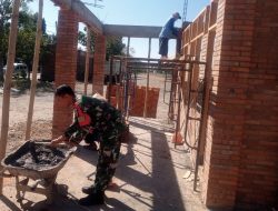 Kemanunggalan TNI Dengan Masyarakat, Babinsa Melaksanakan Karya Bhakti Pembangunan Rumah