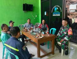Jaga Kekompakan Babinsa 15 Rejoso Koptu Darmaji Komsos Dengan Warga Dan Pantau Wilayah Binaan