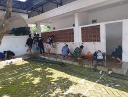 Babinsa Koramil 0810/09 Ngronggot Ajak Pemuda Desa Binanaan Kerja Bakti Bersihkan Masjid