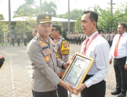 Upacara Kenaikan Pangkat Pengabdian dan Pemberian Penghargaan Anggota Berprestasi di Polres Nganjuk