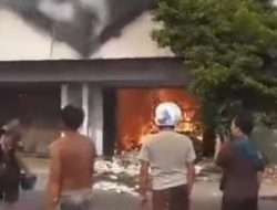 Terjangan Api Habiskan Isi Gudang Plastik Warga Prambon