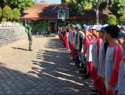 Peduli Pada Generasi Muda Sertu Asep Indra Babinsa Desa Blongko Membantu Menyampaikan Wawasan Kebangsaan