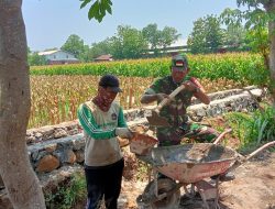Babinsa Koramil 0810/03 Loceret Melaksanakan Kegiatan Kerja Bakti Pembuatan Saluran Irigasi Bersama Warga Binaan